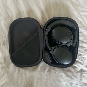 Bose Headphones. Bluetooth